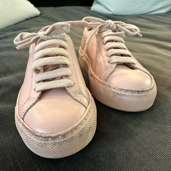 Common Projects Little Girls Achilles Leather Low-Top Sneaker. Blush size 25 - Picture 4 of 7